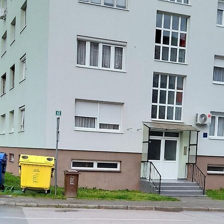 Studio Apartman Four Pearls Karlovac Exteriör bild