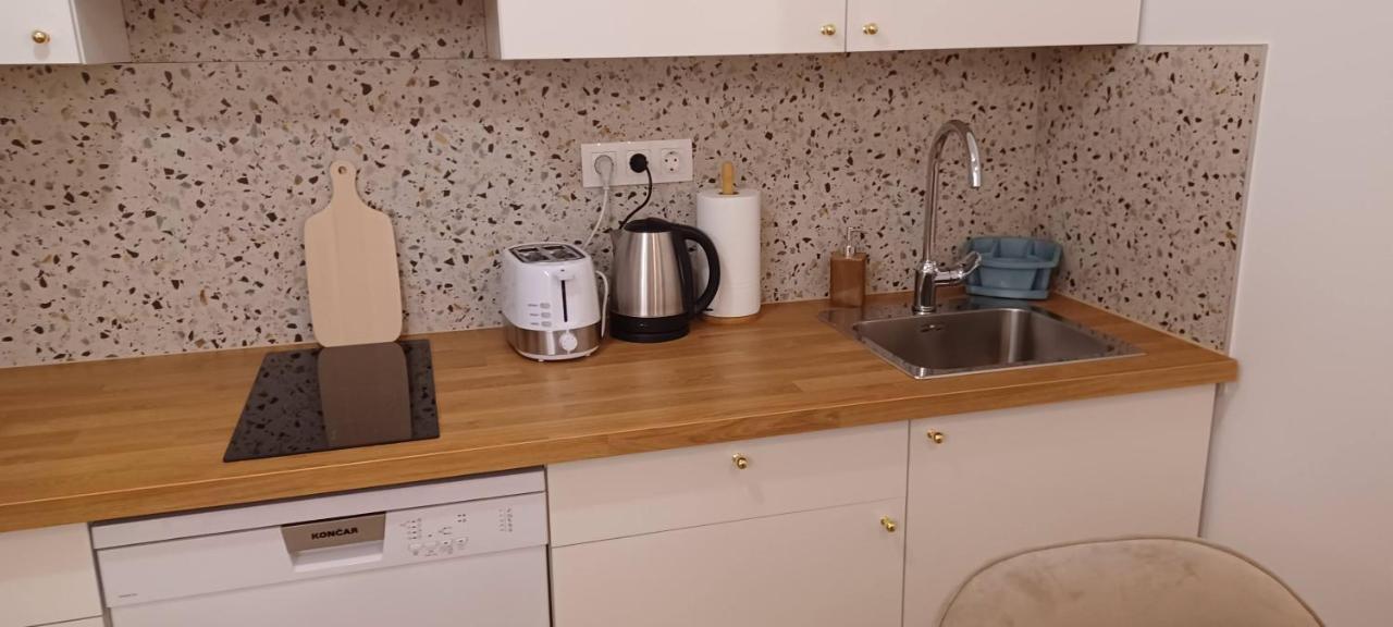 Studio Apartman Four Pearls Karlovac Exteriör bild