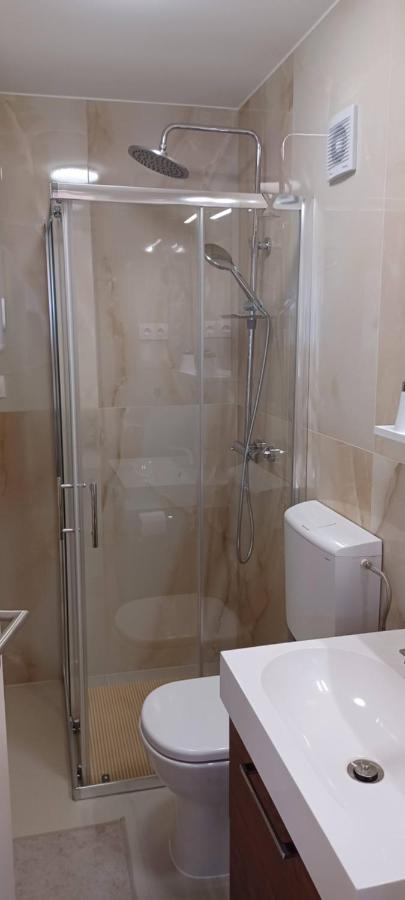 Studio Apartman Four Pearls Karlovac Exteriör bild